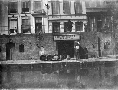 853335 Gezicht op de ingang van de wijnkelders van M.A. Vreeswijk in de werfkelder onder het huis Oudegracht W.Z. 162 ...